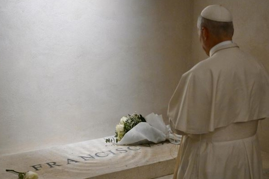 El Papa rezó ante la tumba de Francisco