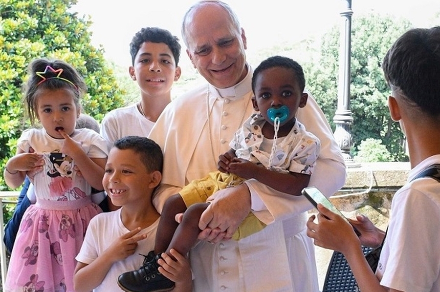 'Protejan la dignidad de los menores vulnerables' pidió el Papa a los consagrados