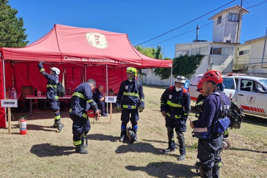 Intensa labor de los brigadistas santafesinos en la tragedia del hotel de Villa Gesell