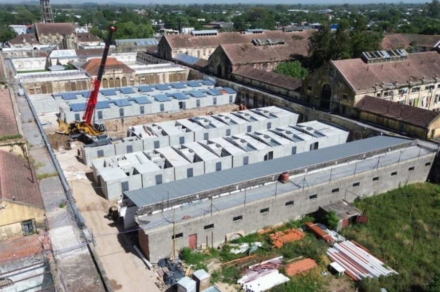 El Gobierno Provincial continúa con la construcción de 4 pabellones de aislamiento en la Cárcel de Coronda: ya montó 66 nuevas celdas