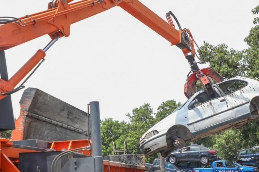 Provincia comenzó la compactación de 2.100 motocicletas y 700 vehículos en el Depósito Policial de Santa Fe