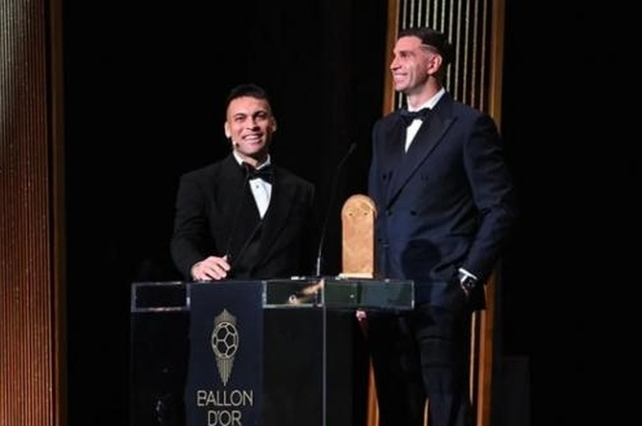 Messi felicitó a Lautaro y a “Dibu” Martínez tras la entrega del Balón de Oro