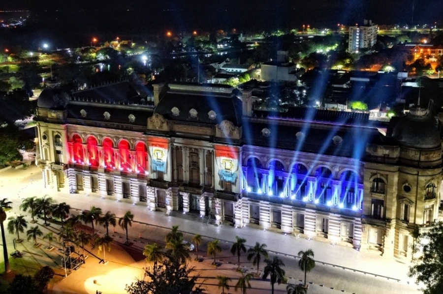 Con mapping, luces, antorchas y música, Provincia celebra al Brigadier en el cierre de la Semana Invencible