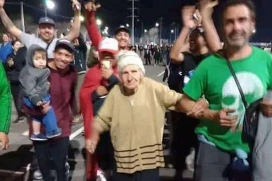 Tiene 82 años y es furor en las redes por su fanatismo por el Indio Solari