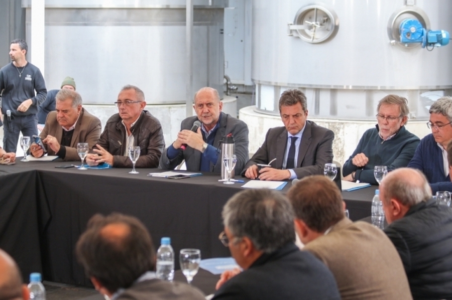 Perotti y Massa mantuvieron un encuentro con representantes del sector lechero de la Provincia de Santa Fe