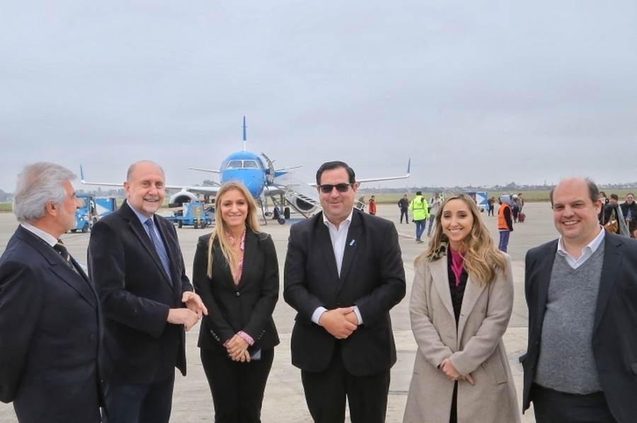 Perotti inauguró el nuevo vuelo de Aerolíneas Argentinas que unirá Buenos Aires, Rosario y Reconquista