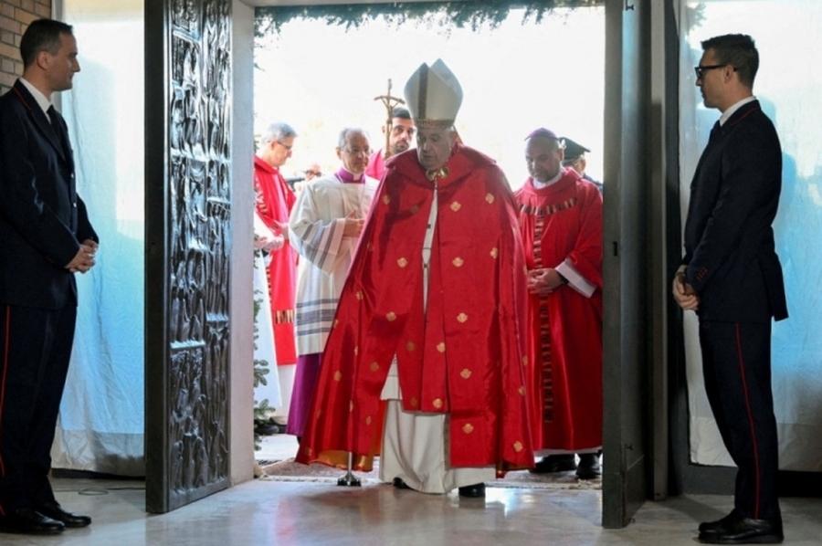 El papa abrió la Puerta Santa en una cárcel de Roma y aseguró que 