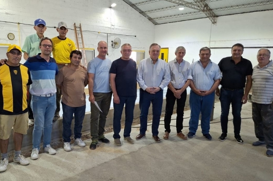 El senador Michlig y equipo de tabajo entregaron aportes y recorrieron obras en Arrufó