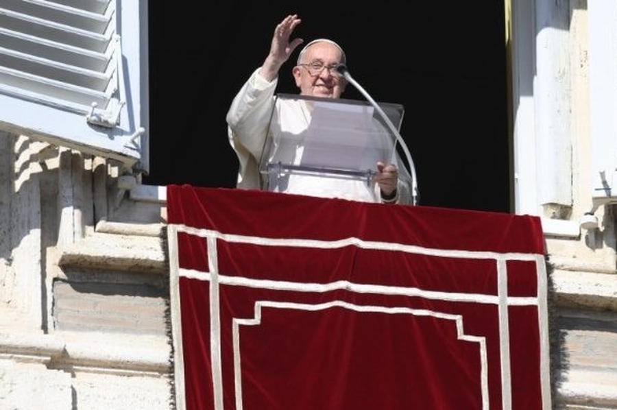 Francisco en el Ángelus: 'La fuente de todo es el amor'