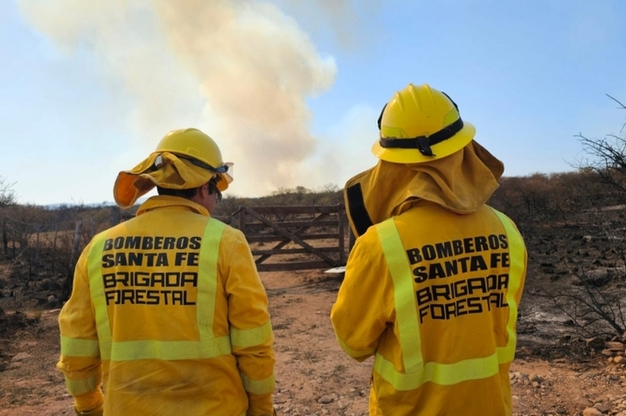 Arduo trabajo de brigadistas santafesinos en el combate de incendios en Córdoba