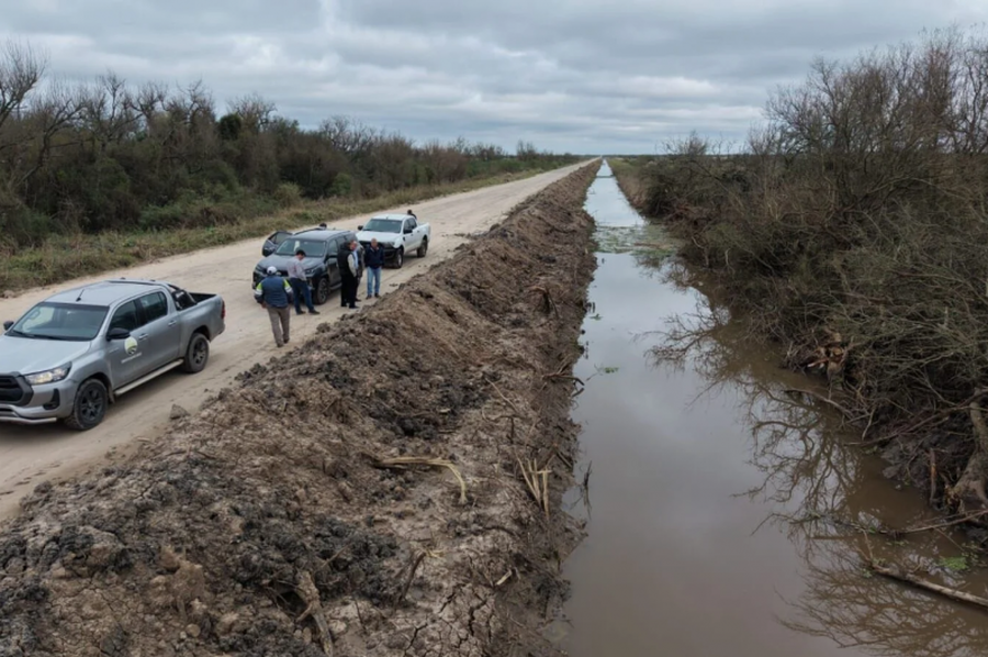 Michlig recorrió obras viales e hídricas en Villa Saralegui y Aguará Grande y entregó aportes a una escuela rural