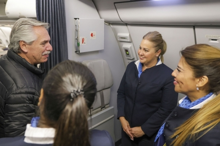 Alberto Fernández llega a Francia para participar del Foro de París sobre la Paz