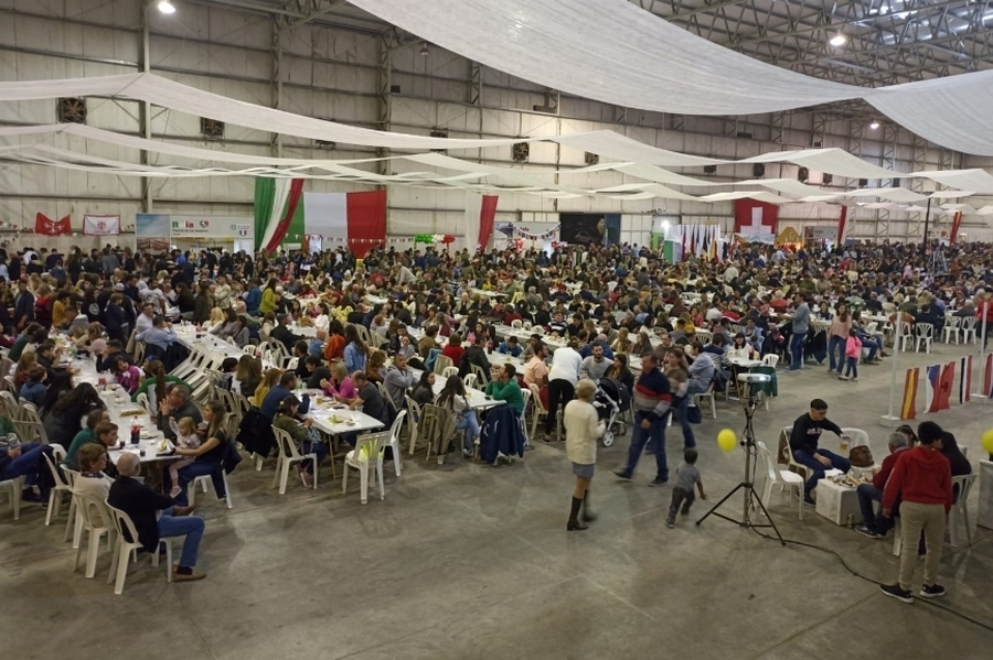 Multitudinaria Fiesta de las Colectividades vivió la ciudad de Esperanza