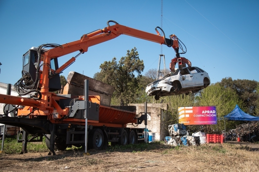 Provincia comenzó con la compactación de vehículos alojados en el depósito judicial de Santa Emilia