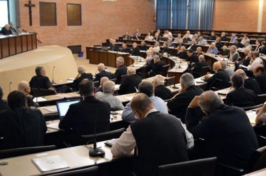 Los obispos argentinos invitan a 'ponerse la patria al hombro' y salir adelante