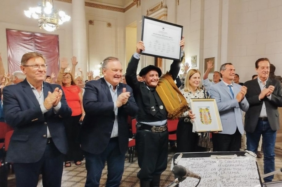 Reconocimiento en el Senado a “Monchito” Merlo