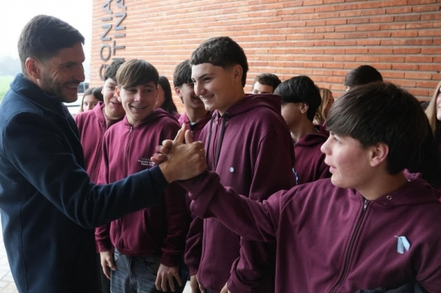 Pullaro reivindicó el trabajo colectivo como camino para construir futuro al inaugurar una escuela en Hughes