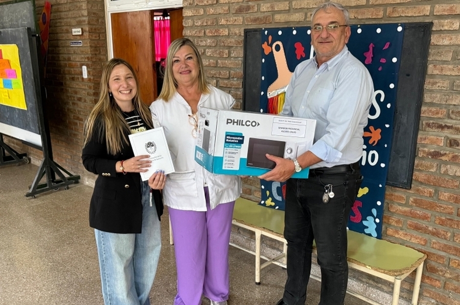 Calvo visitó la Escuela N°1351 
