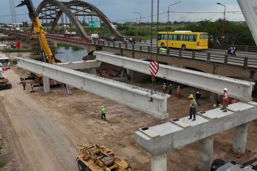 Puente Santa Fe-Santo Tomé: comenzó la colocación de las vigas longitudinales
