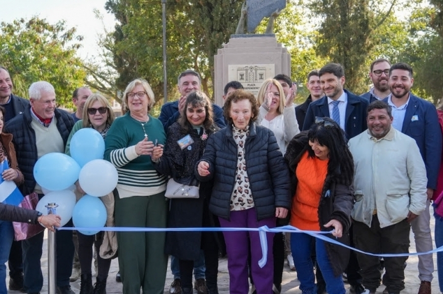 Pullaro inauguró en Ceres la renovación de la Plaza Independencia, ejecutada con fondos provinciales