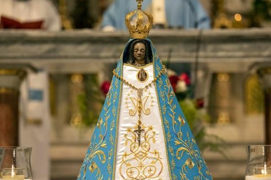 La Virgen de Luján luce las tres estrellas mundialistas en su nuevo manto