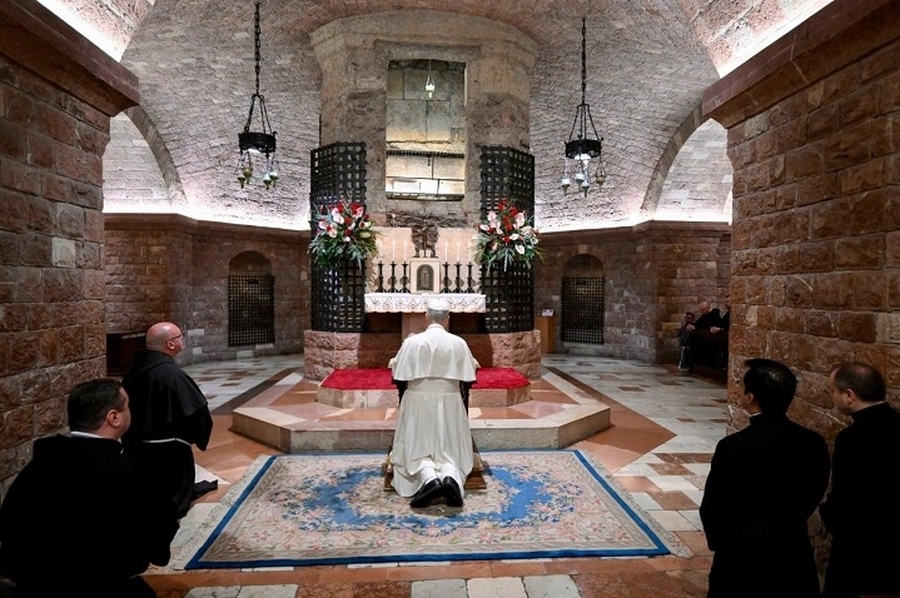 León XVI visitó Asís y rezó ante la tumba de San Francisco