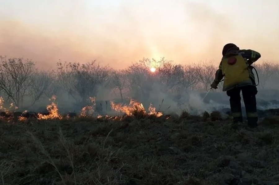 Los incendios siguen fuera de control en Corrientes: 10 focos activos y un country evacuado