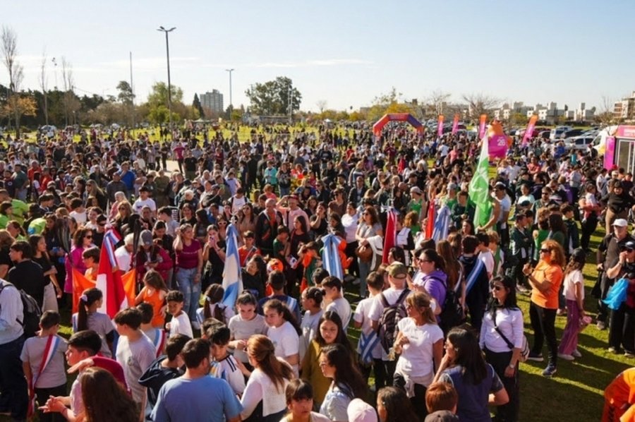 Una llama, el río, cinco deportistas y una ciudad: Así fue el paso de la Antorcha por Baigorria