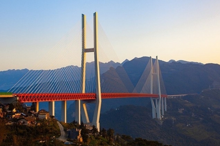 El puente más alto del mundo está en China: las impresionantes fotos de la maravilla arquitectónica