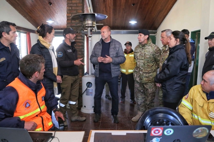 Perotti visitó la base operativa de los brigadistas que combaten los incendios en las islas del Delta del Paraná