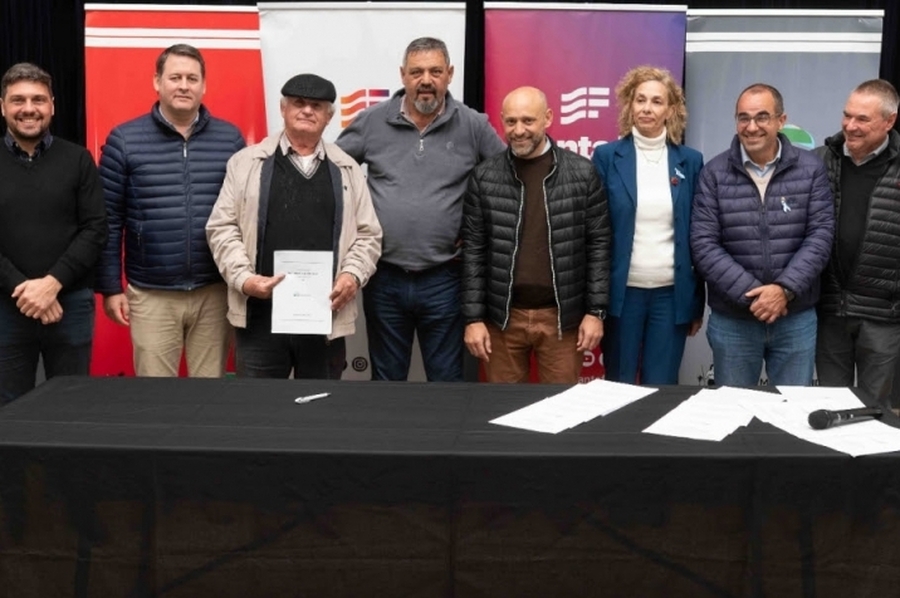 Puccini encabezó una gira por Coronda y San Javier con anuncios productivos y acuerdos estratégicos