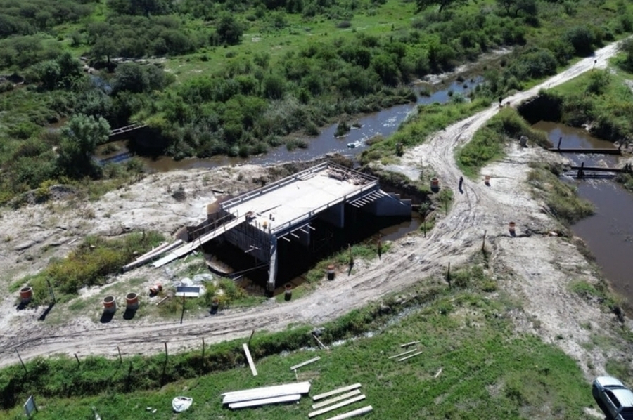 Otra obra del gobierno con mirada productiva: con más del 80%, avanza el nuevo puente para conectar Vera con Paraje Caraguatay