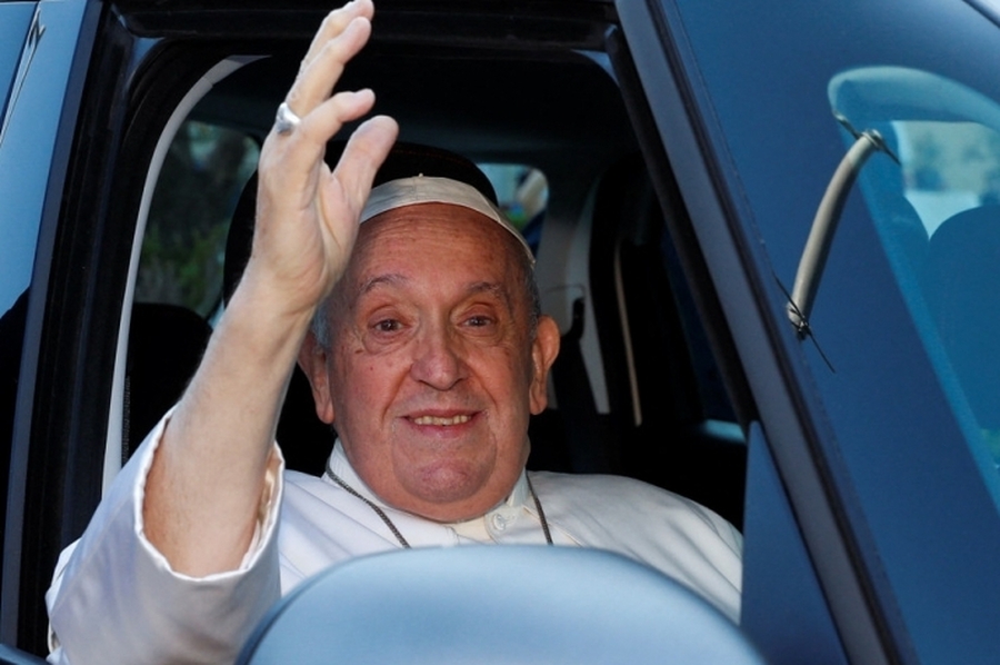 Papa Francisco recibió el alta tras pasar nueve días internado por una operación
