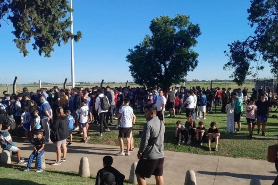 Messi en el Aeropuerto Internacional de Sauce Viejo: más de mil personas recibieron al GOAT sin inconvenientes