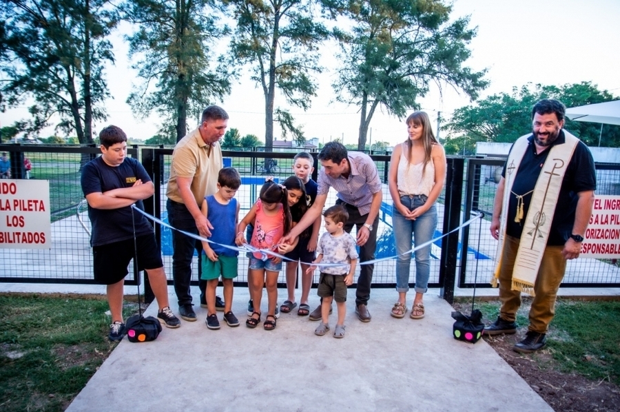 Pirola junto a vecinos y el presidente comunal Andrés Calvo inauguró el natatorio comunal de María Luisa