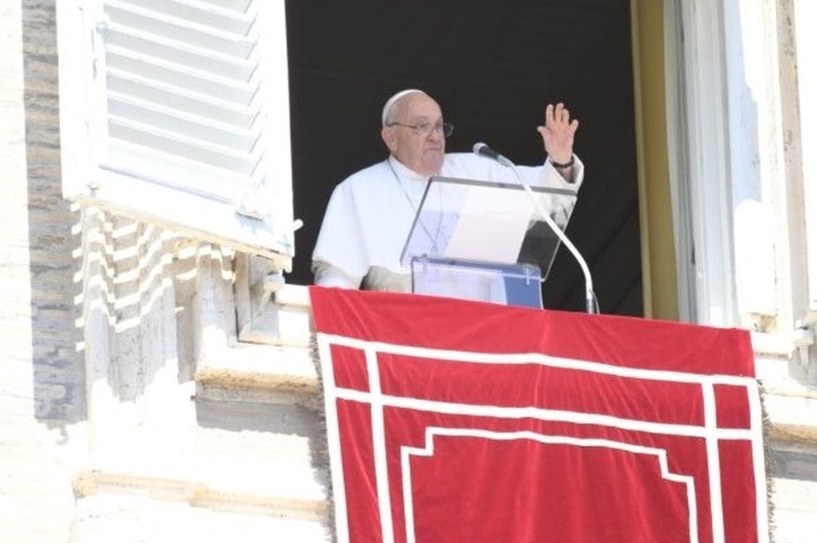 El Papa en el Ángelus: 'La verdadera grandeza está en el cuidado de los más débiles'