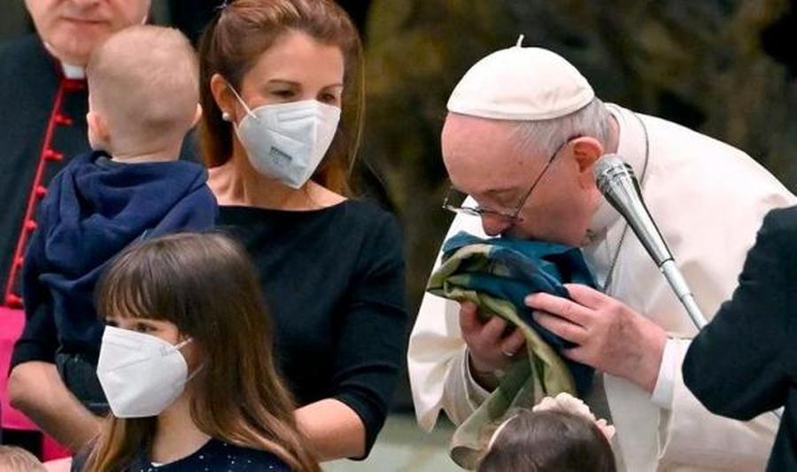 El Papa saludó a niños ucranianos y mostró una bandera de ese país