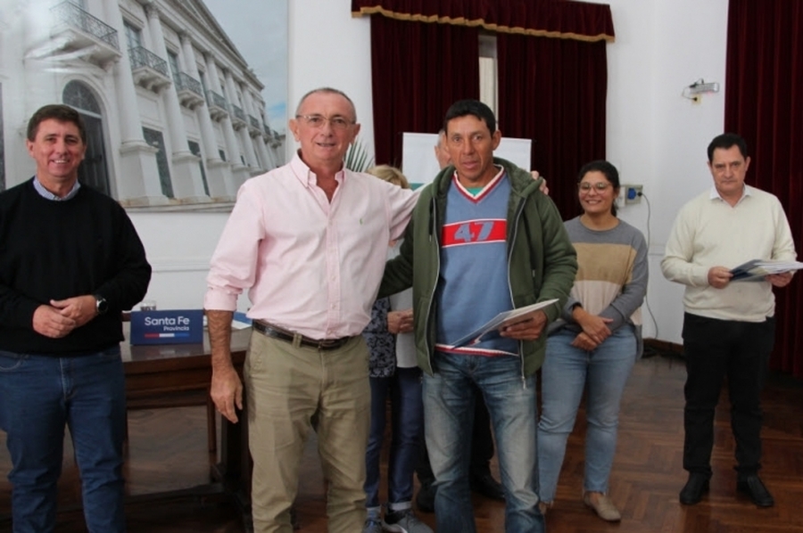 Costamagna entregó créditos a productores afectados por la sequía del departamento Las Colonias