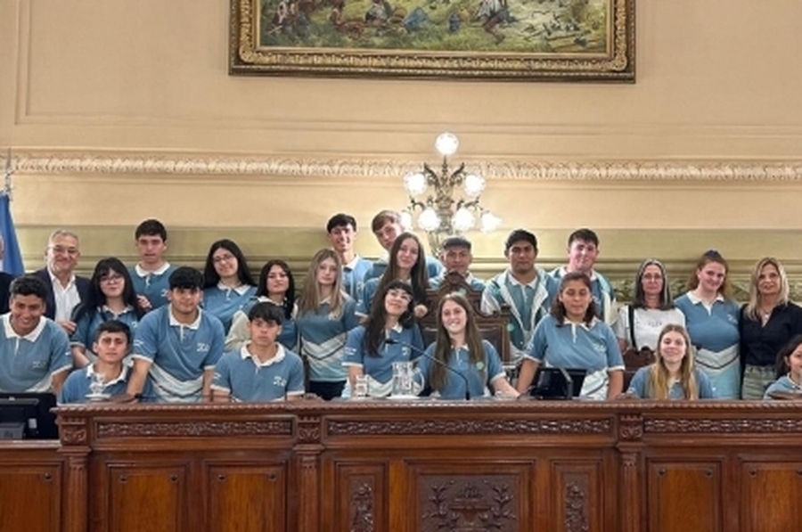 Calvo recibió en el Senado a jóvenes de Plaza Clucellas y Villa San José