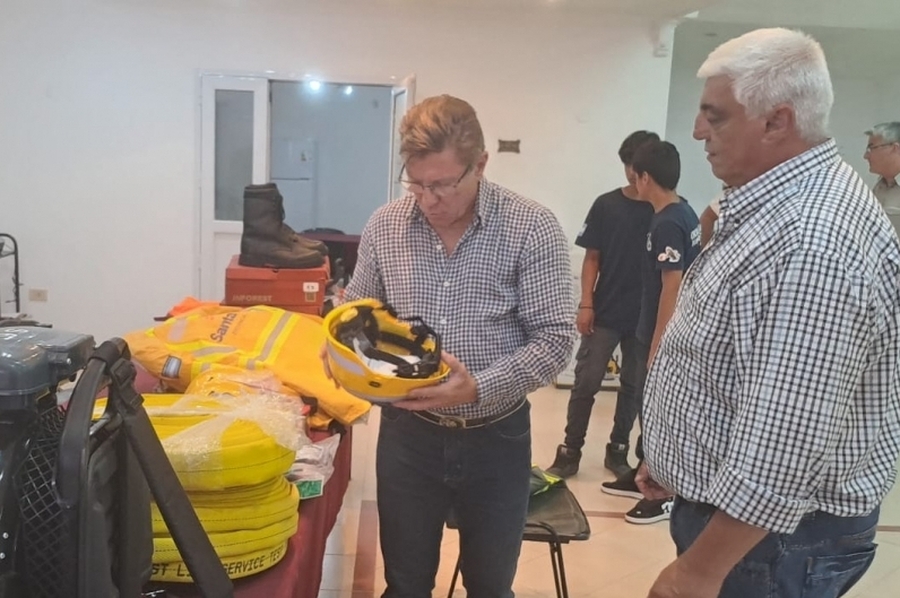 Borla entregó equipamiento a bomberos de San Justo y Gobernador Crespo