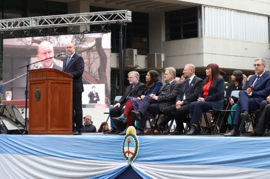 Perotti encabezó el acto por el 207º aniversario de la Independencia Argentina