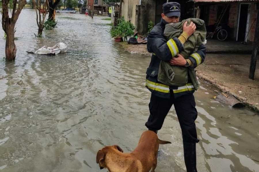 Vera: Provincia despliega un amplio operativo para atender las consecuencias del temporal