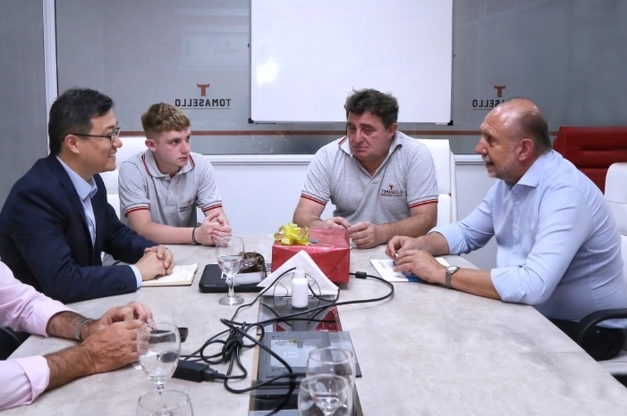 Perotti visitó la planta frigorífica de la empresa Tomasello en Ricardone