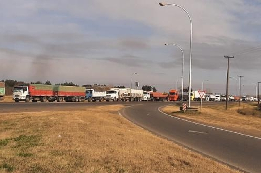 Tránsito: continúa la protesta de transportistas y en sectores de la Autopista hay siete kilómetros de camiones demorados