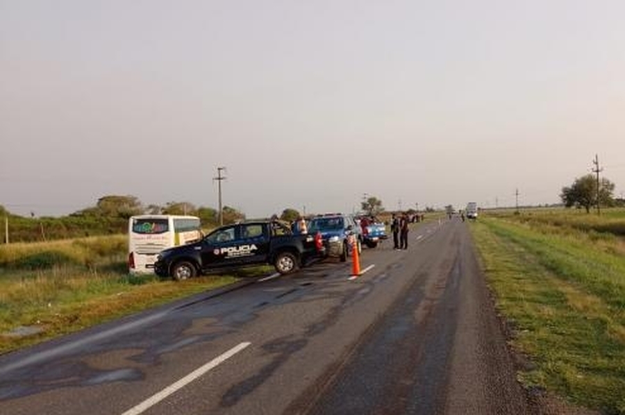 Fallecieron tres personas en un choque entre un auto y un colectivo en Ruta 11