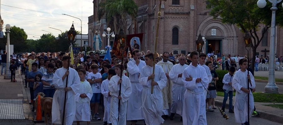 Multitudinarias celebración en la Basílica en Esperanza en el Día de la Virgen