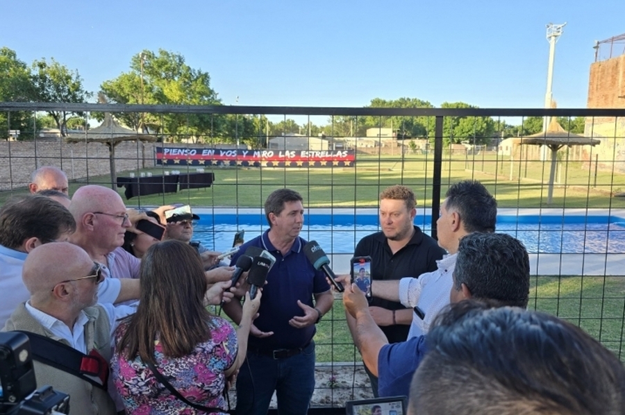 Rubén Pirola habilitó el natatorio número 15 del programa Deporte y Recreación junto a la Asociacion Deportiva Juventud  en Esperanza