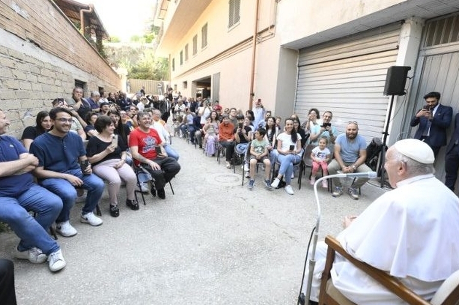 El Papa lleva su 'escuela de oración' al garaje de un barrio periférico de Roma