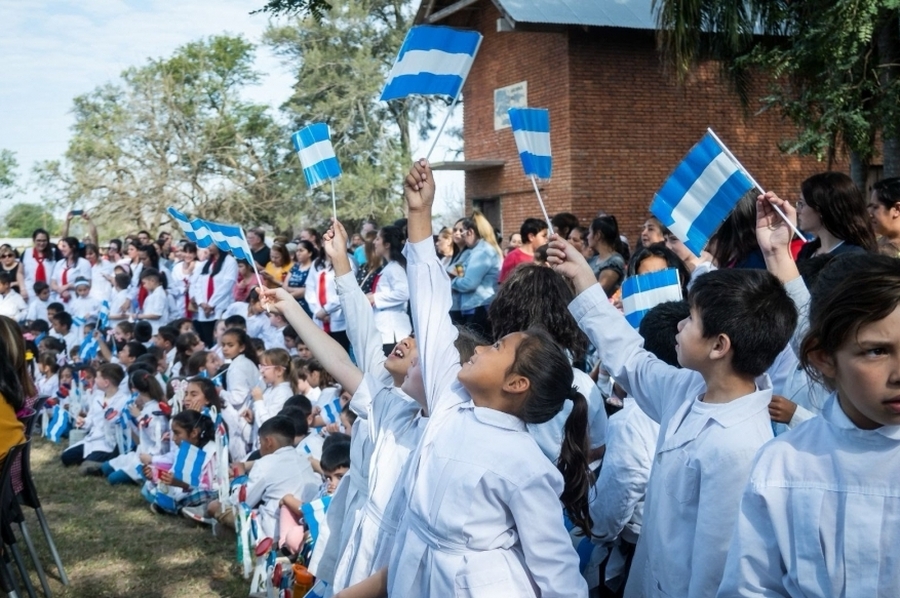 De la mano de Provincia, estudiantes santafesinos recorren los Caminos de Belgrano para celebrar el Día de la Bandera