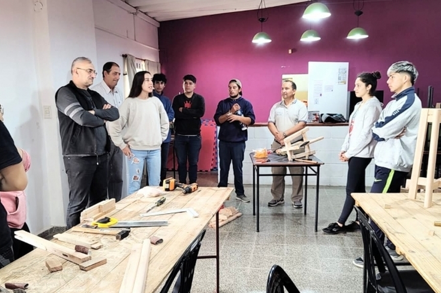 Calvo visitó el taller de carpintería de Bella Italia en el marco del programa Santa Fe Más